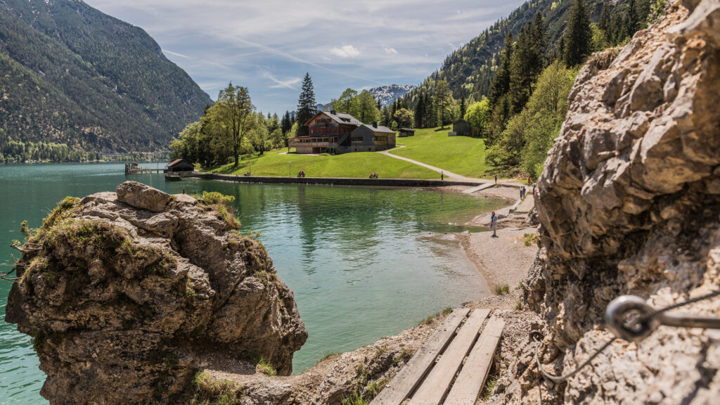 Die Gaisalm und der gleichnamige Steig im Sommer.