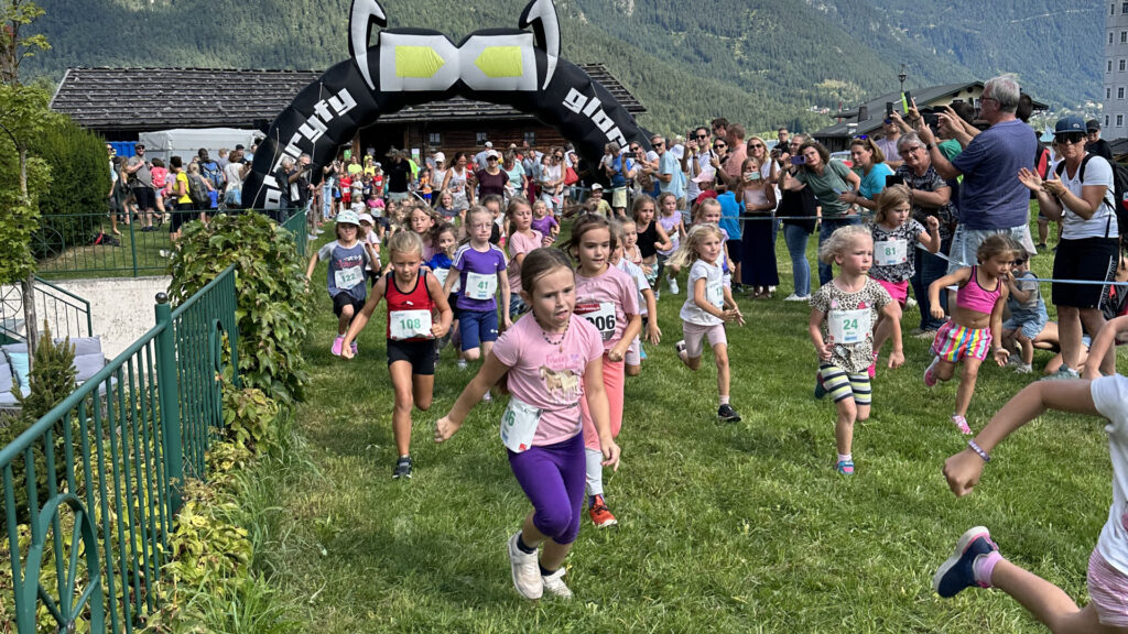 Kleine Teilnehmerinnen starten beim Kinderlauf in Pertisau.