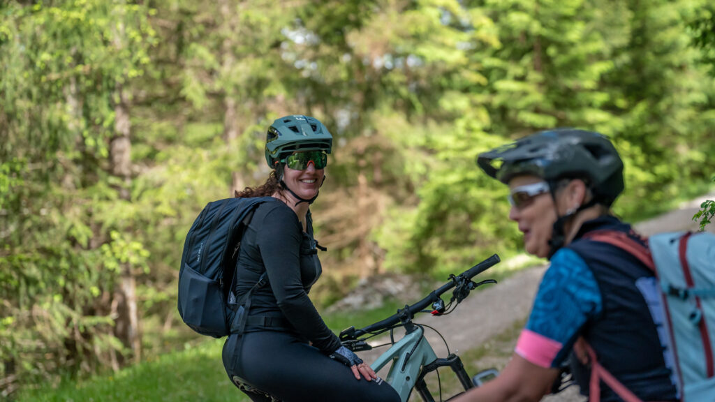 E-Bikerinnen unterwegs in der Region Achensee im Sommer.