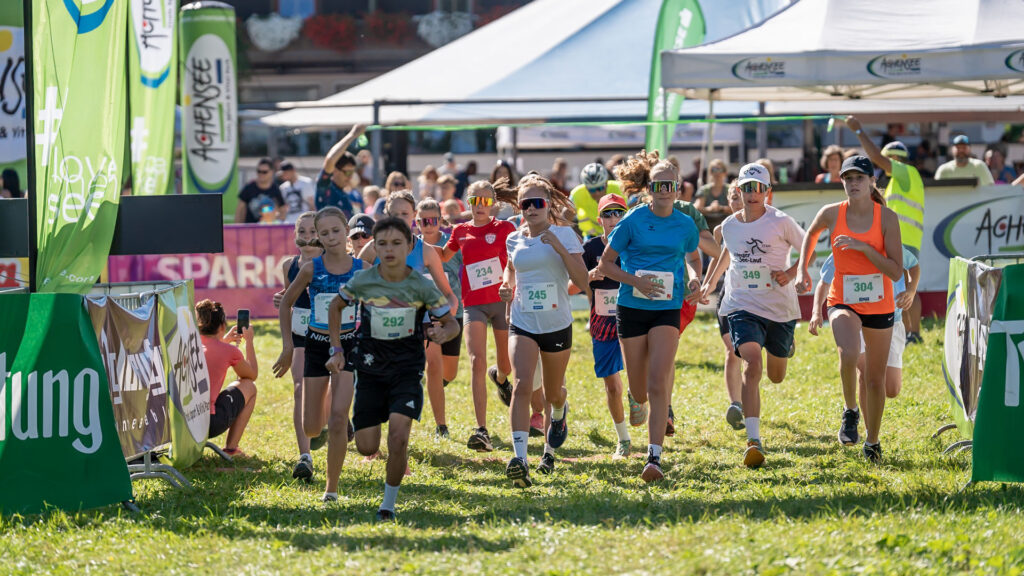 Hochmotiviert und konzentriert laufen die Kinder beim Achensee Kinderlauf in Pertisau ins Ziel.