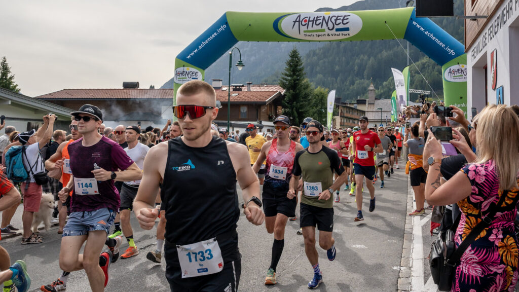 Läufer starten beim Achenseelauf in Pertisau.