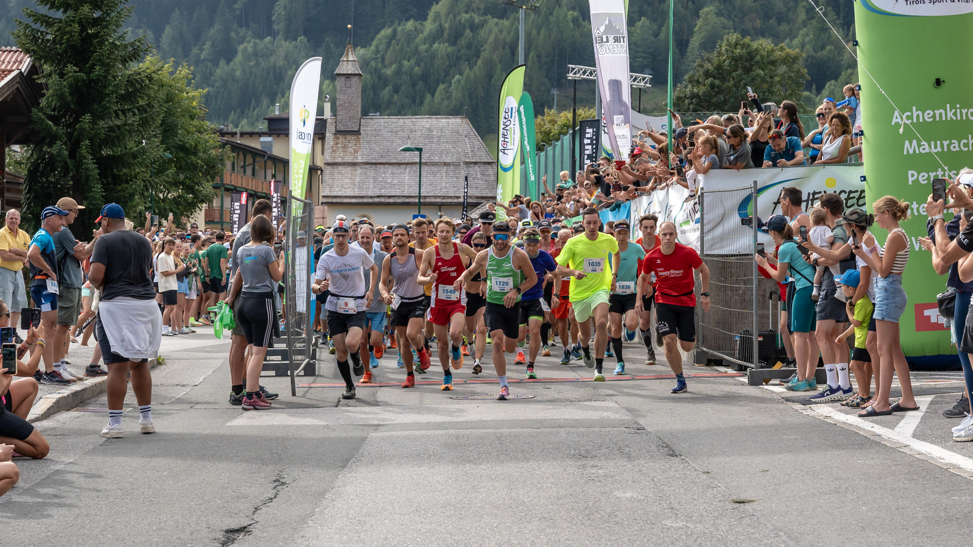 Die Teilnehmer des Achenseelaufs starten in Pertisau am Achensee.