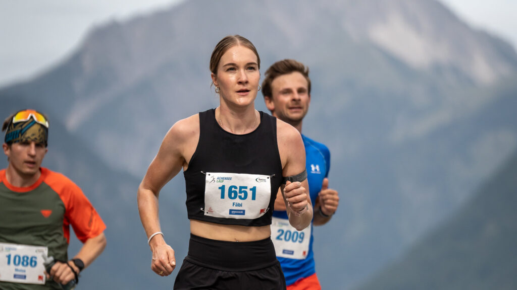 Läuferin beim Achensee-Lauf im Freien