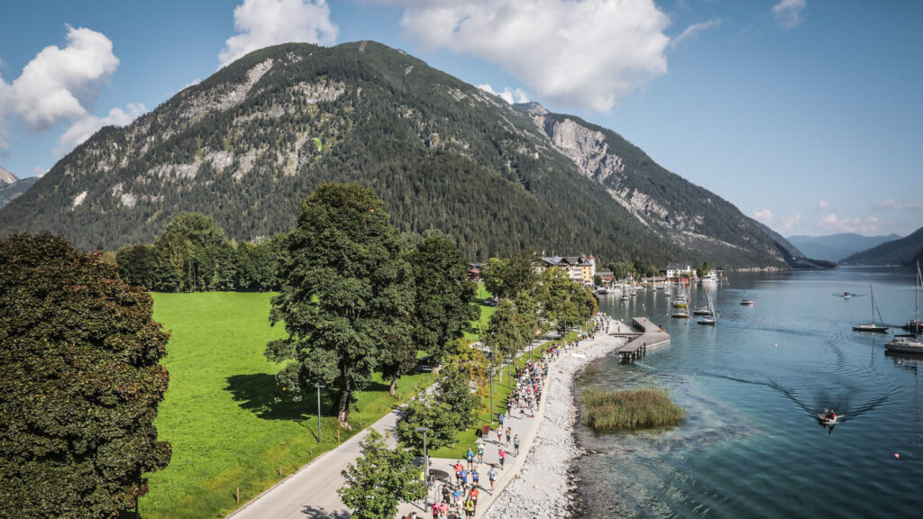 Die Teilnehmer des Achenseelaufs wurden in Pertisau aus der Vogelperspektive fotografiert.