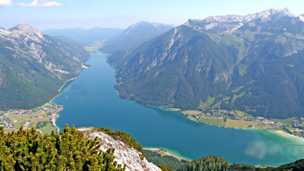 Blick auf den Achensee vom Bärenkopf aus im Sommer.